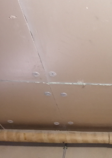 Isolation du plancher haut (plafond) dans une cave