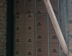 Isolation de murs par rail et suspente et isolation en rouleaux