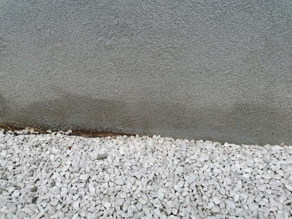 infiltrations par le bas du mur engendrant la création de salpêtre