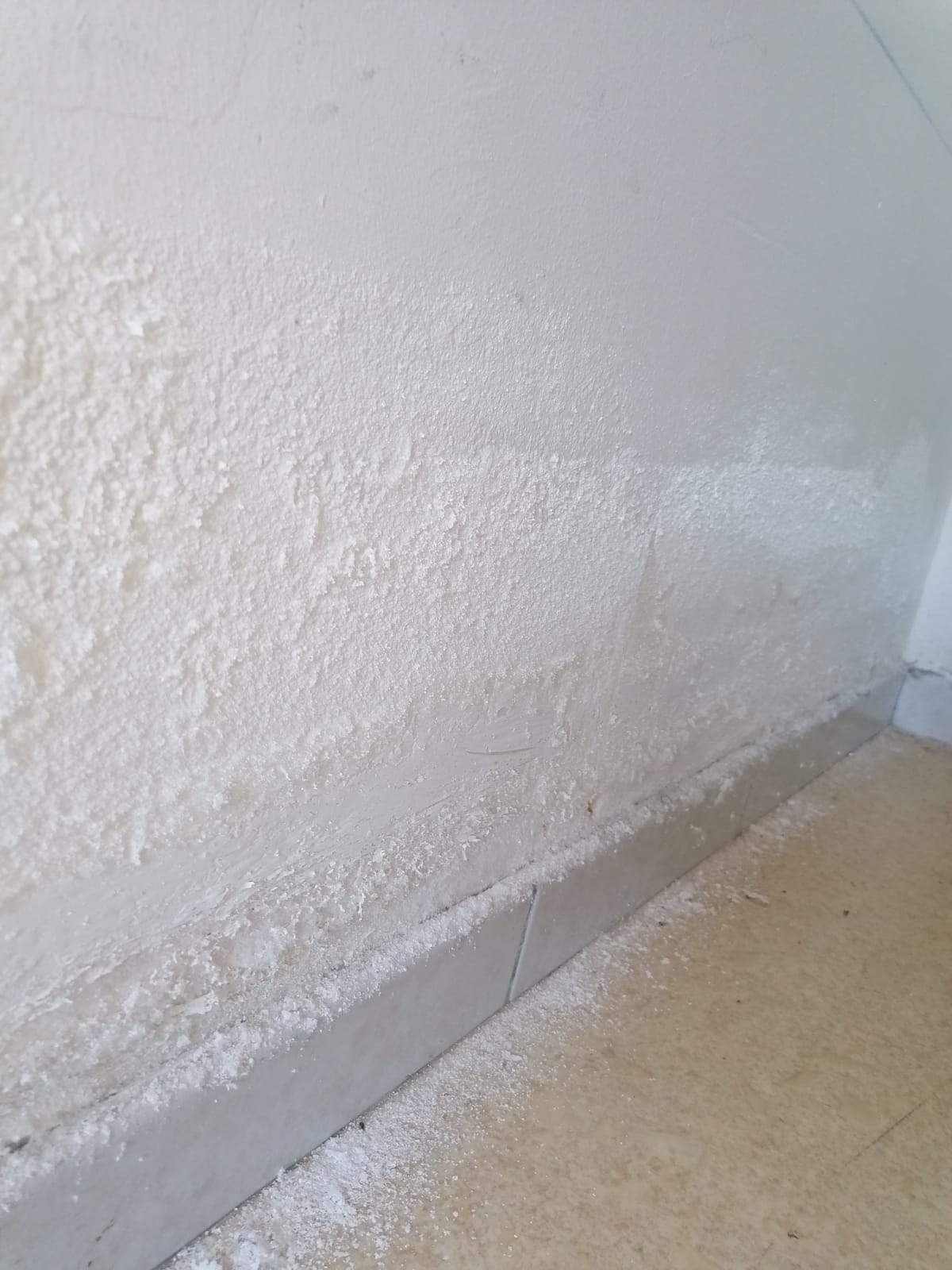 Developpement de salpêtre blanchâtre sur un mur