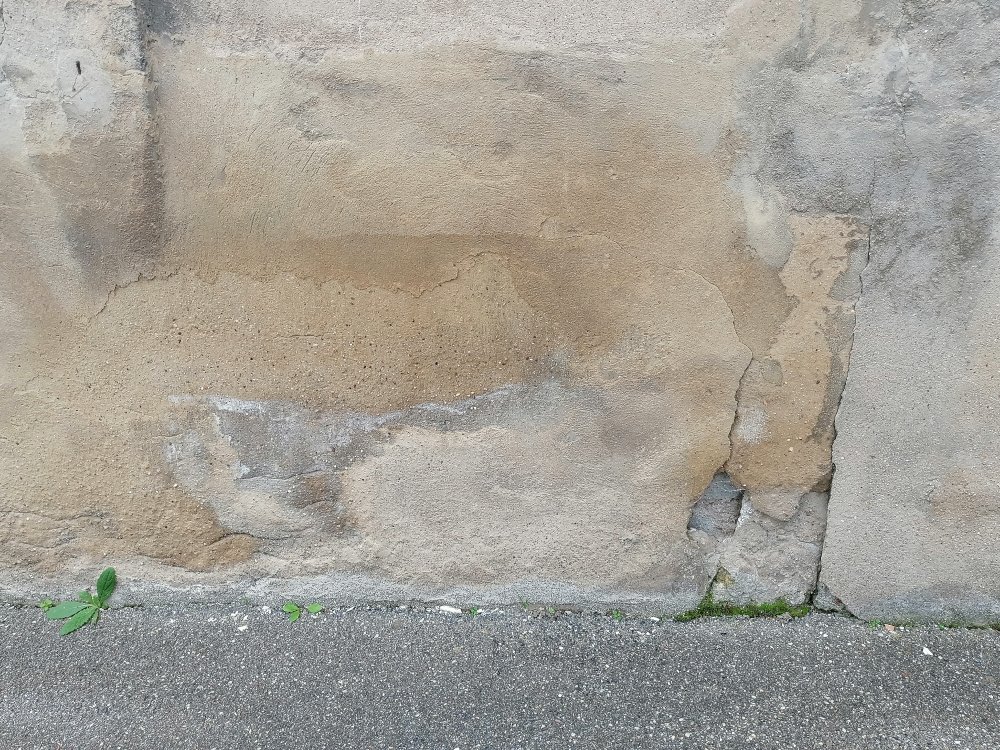 Apparition de salpêtre sur un mur à cause de remontées capillaires